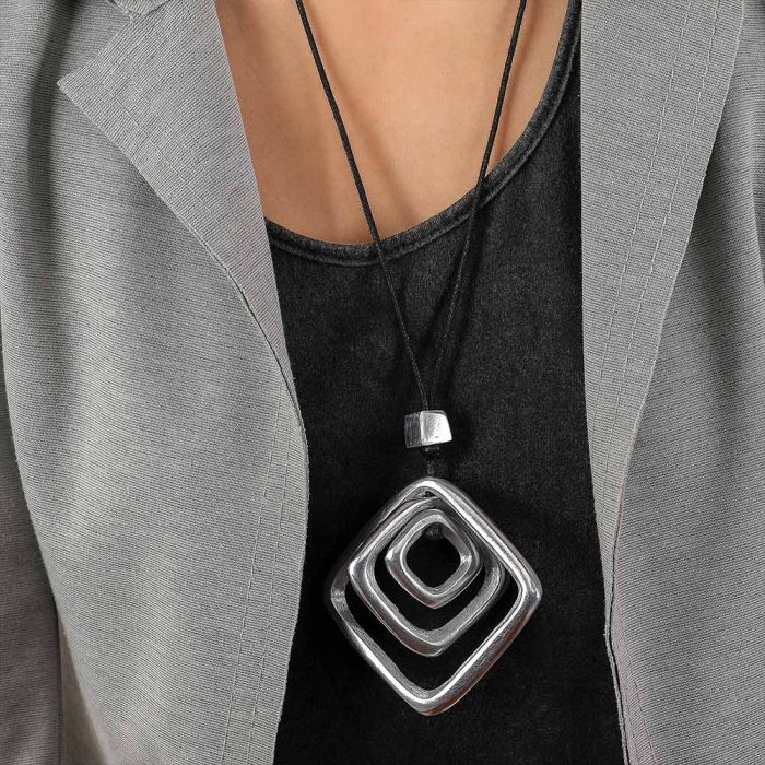 COLLAR CON ELEMENTOS ROMBOIDALES