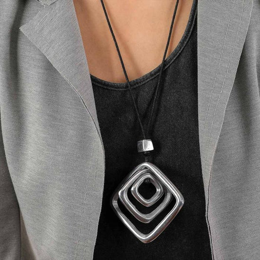 COLLAR CON ELEMENTOS ROMBOIDALES