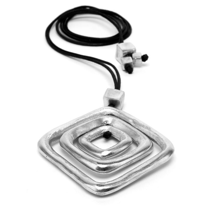 COLLAR CON ELEMENTOS ROMBOIDALES
