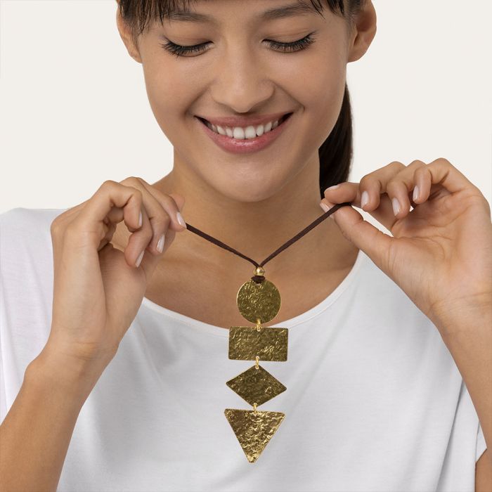 COLLAR DE HILO AJUSTABLE DE PLACAS GEOMETRICAS
