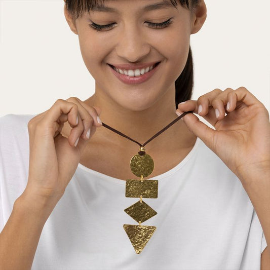 COLLAR DE HILO AJUSTABLE DE PLACAS GEOMETRICAS