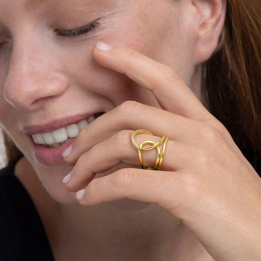 ANILLO DISEÑO "GARABATO" CON BAÑO EN ORO